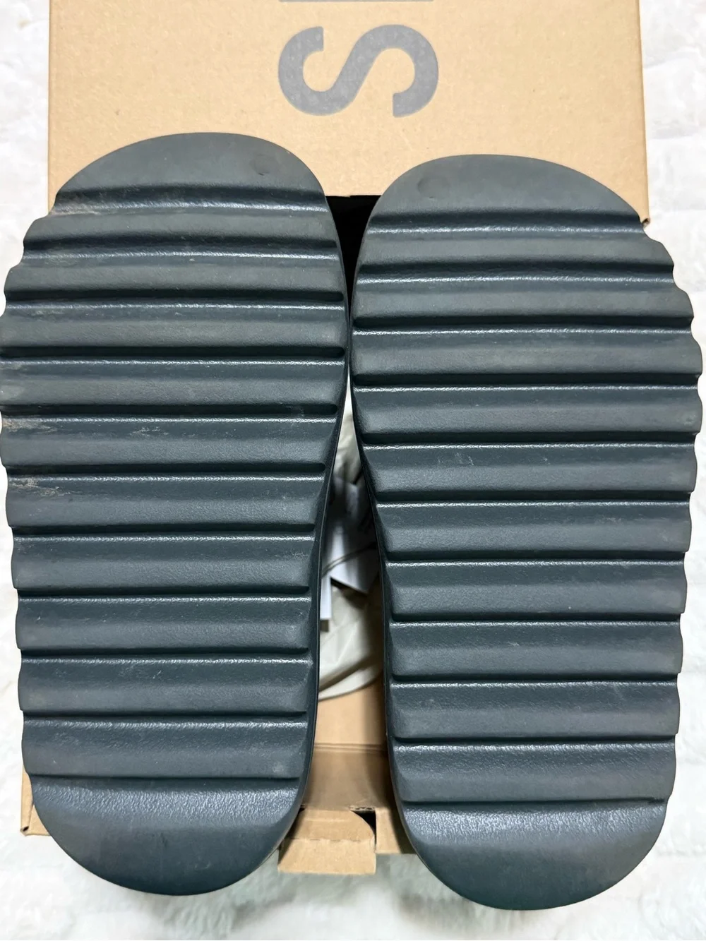 Adidas YZY SLIDE KIDS Size 3